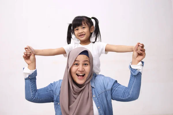 Muzułmańska Matka Hidżabie Uśmiechnięta Podczas Zabawy Córeczką Mama Córka Kochają — Zdjęcie stockowe