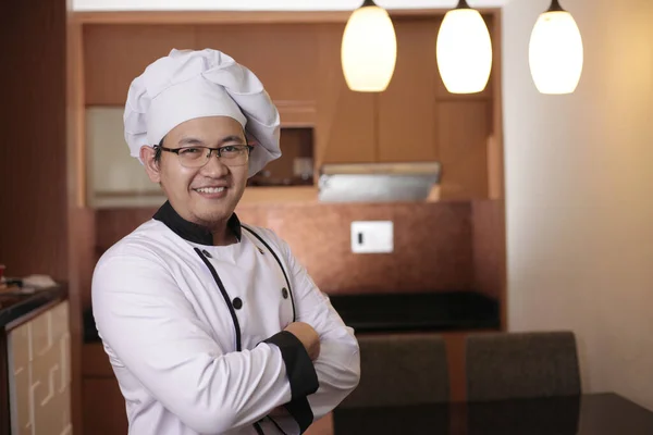 Portret Van Gelukkige Trotse Aziatische Chef Kok Glimlachend Naar Camera — Stockfoto