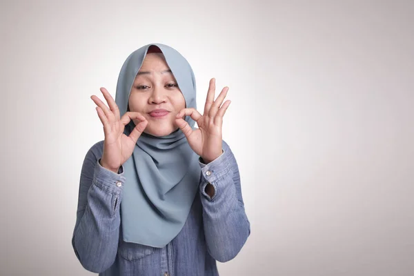 Potret Wanita Muslim Asia Yang Cantik Tersenyum Sambil Membuat Gerakan — Stok Foto