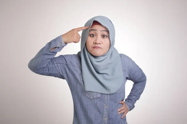 Portrait Angry Asian Muslim Woman Pointing Head She Asking Use — Stock Photo, Image