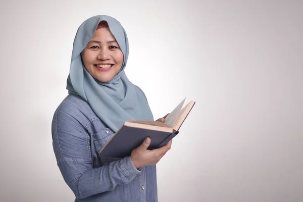 Portret Van Jonge Moslim Zakenvrouw Die Hijab Lezen Boek Draagt — Stockfoto