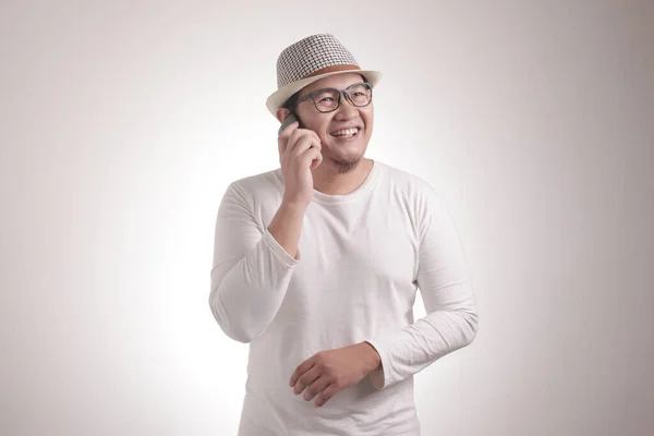 Aantrekkelijke Jonge Aziatische Man Praten Zijn Telefoon Gelukkig Glimlachen Gebaar — Stockfoto