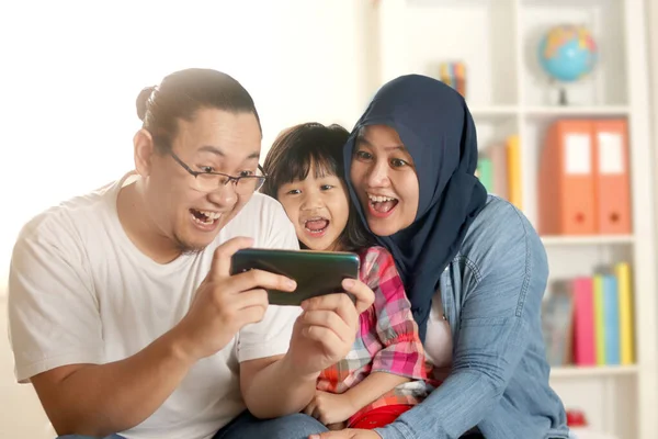 Família Muçulmana Feliz Olhando Para Telefone Inteligente Juntos Mãe Pai — Fotografia de Stock