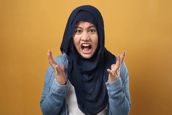 Gadis Muslim Pemarah Jilbab Berteriak Keras Menutup Potret Terhadap Latar — Stok Foto