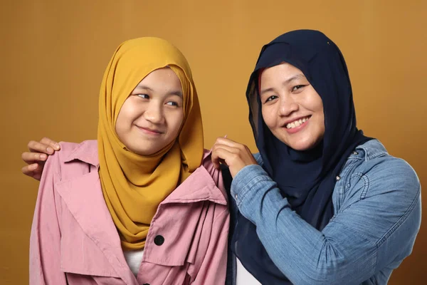 Proud Muslim Mother Wearing Hijab Hug Shows Her Daughter Happy — Stock Photo, Image