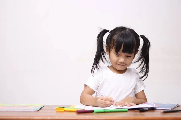 Ευτυχισμένο Έξυπνο Χαριτωμένο Χαριτωμένο Μικρό Ασιατικό Κοριτσάκι Σχέδιο Στο Γραφείο — Φωτογραφία Αρχείου