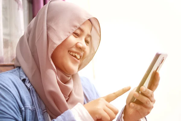 Penutup Dari Wanita Muslim Asia Menggunakan Telepon Pintar Selamat Tersenyum — Stok Foto