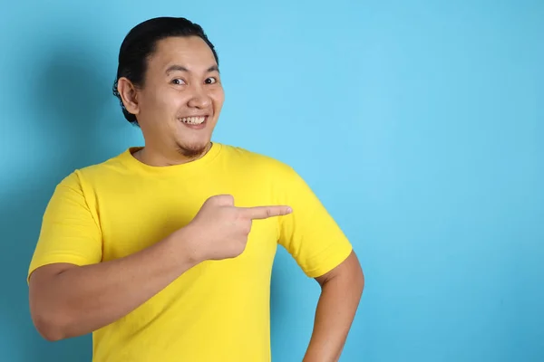 Joven Asiático Vestido Con Camisa Azul Sonriendo Mostrando Señalando Algo —  Fotos de Stock