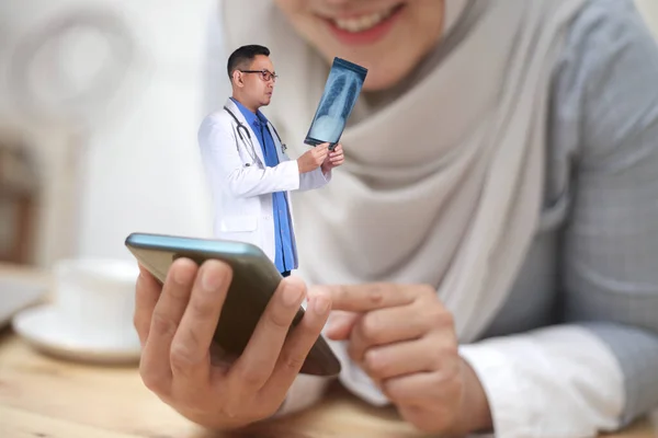 Koncepce Line Zdravotnických Služeb Ukazuje Aplikace Smartphone Asijskými Muži Lékař — Stock fotografie