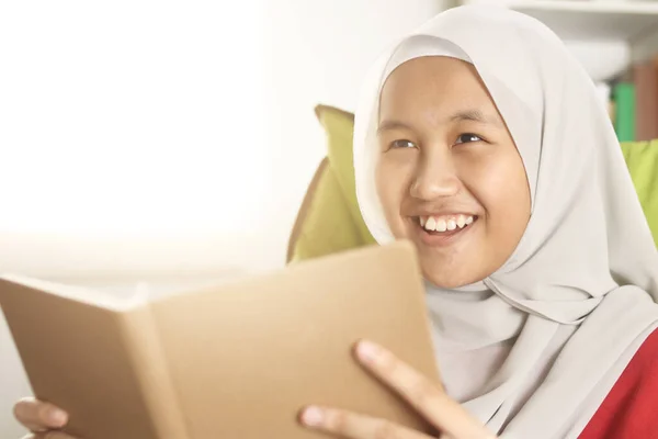 快乐的亚洲穆斯林女孩在看书 休闲活动 休闲生活方式 伊斯兰宗教 — 图库照片