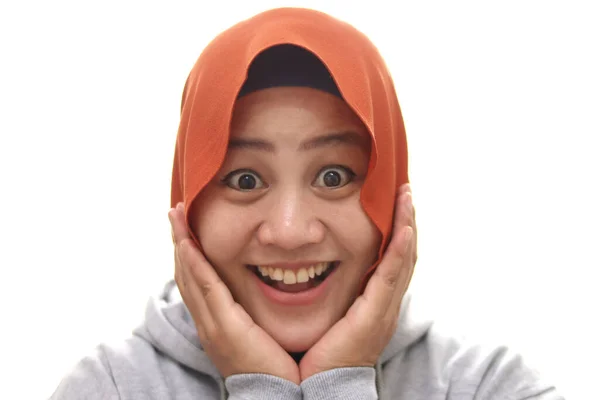 若いアジアのイスラム教徒の女性が驚いて幸せな叫びとヒジャーブを身に着けている 陽気な女の子面白い楽しい顔の表情 手を顔を保持 白に隔離 — ストック写真