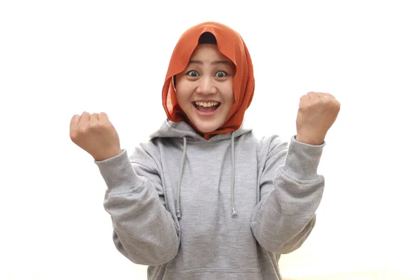 Mooie Jonge Moslim Vrouw Draagt Hijab Gelukkig Opgewonden Uiten Winnende — Stockfoto