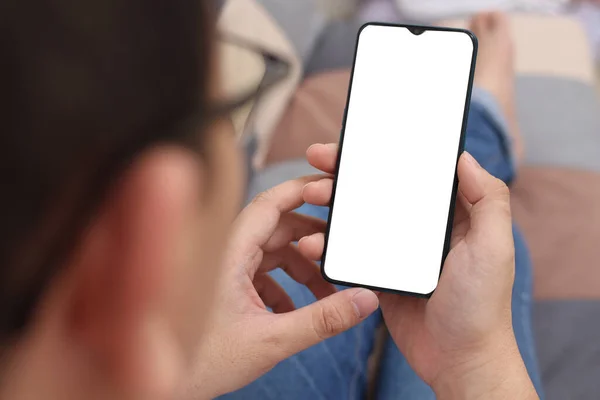 Zamknij Obraz Smartfona Makieta Casual Man Relaks Trzymając Telefon Białym — Zdjęcie stockowe