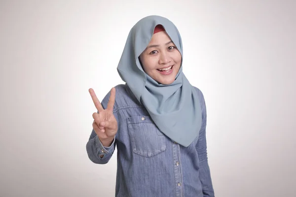 히잡을 이슬람 카메라를 웃으며 평화의 표시를 — 스톡 사진