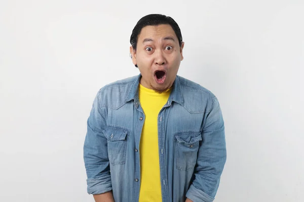 Retrato Joven Divertido Hombre Asiático Con Camisa Blanca Con Gesto — Foto de Stock