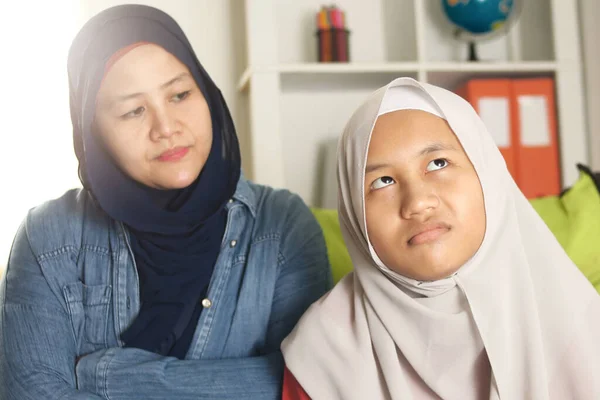 Moslim Moeder Hebben Slechte Tijd Met Haar Daugther Mam Berispt — Stockfoto