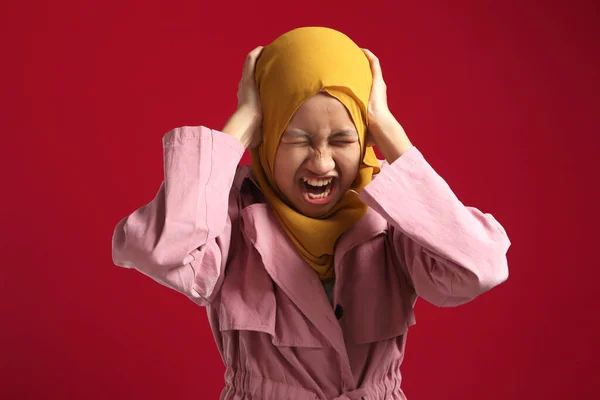 Asyalı Müslüman Genç Kız Tesettüre Girmiş Bağırıyor Öfkesini Kontrol Edemiyor — Stok fotoğraf