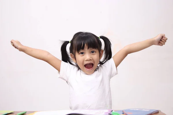 Bonito Adorável Pequena Menina Asiática Levantando Mãos Para Cima Olhando — Fotografia de Stock