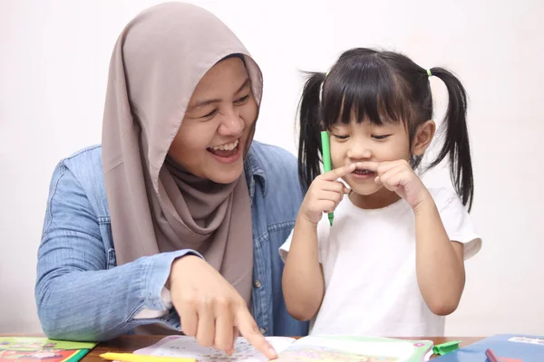 Asiatische Muslimische Mutter Zeichnet Mit Ihrer Tochter Alleinerziehende Mutter Bringt — Stockfoto