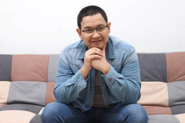 Guapo Joven Asiático Hombre Sentado Casa Sofá Sonriendo Feliz Mirando — Foto de Stock