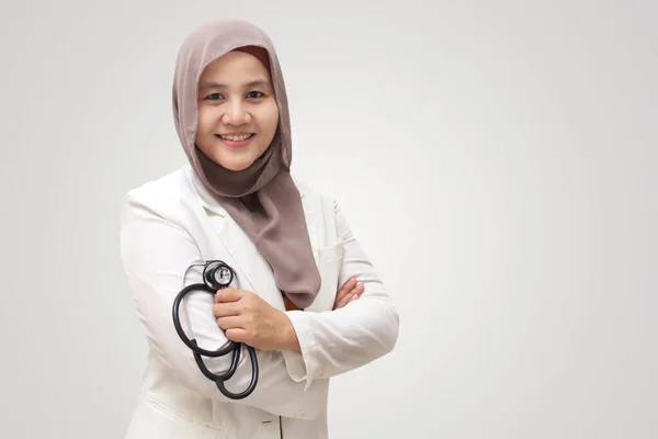 Medico Musulmano Donna Che Indossa Hijab Tuta Piedi Con Braccio — Foto Stock
