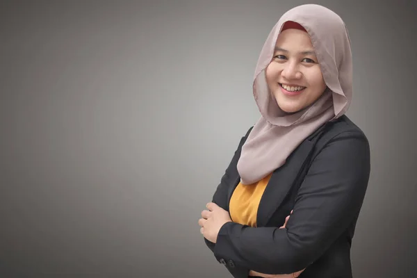 Pengusaha Muslim Asia Mengenakan Hijab Tersenyum Ramah Dengan Lengan Disilangkan — Stok Foto
