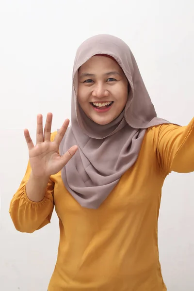快乐快乐而美丽的亚洲穆斯林女士 头戴头巾 挥动着相机 做着自拍或视频呼叫手势 与白人隔离 — 图库照片