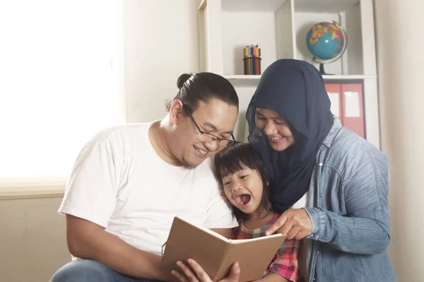 Asiatico Musulmano Genitore Madre Padre Figlio Stanno Leggendo Libro Casa — Foto Stock