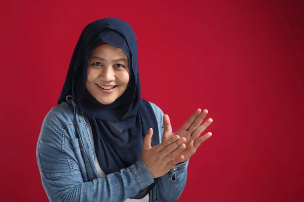 快乐的亚洲穆斯林女人 头戴头巾 快乐而自豪的拍手姿势 红色背景的半身像 — 图库照片