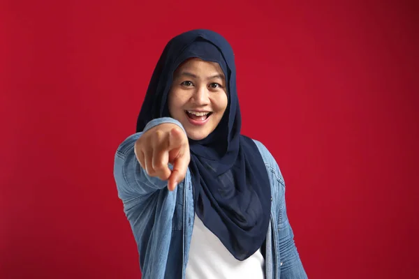 Retrato Ásia Muçulmano Senhora Vestindo Hijab Apontando Para Frente Para — Fotografia de Stock