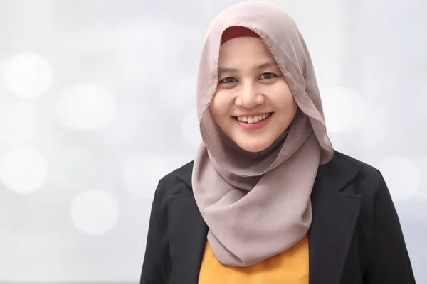 Retrato Bela Mulher Muçulmana Asiática Vestindo Terno Formal Hijab Sorrindo — Fotografia de Stock