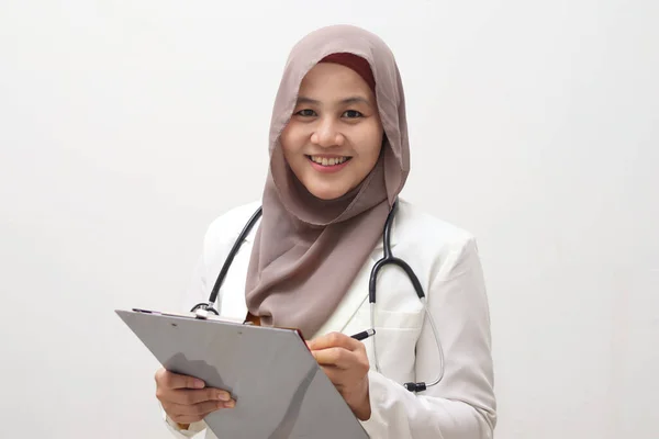 코트를 청진기를 히잡을 아시아 의사는 환자에게 봉사할 준비가 기록을 — 스톡 사진