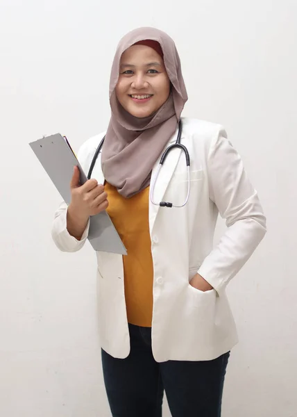 Ασιάτισσα Μουσουλμάνα Γιατρός Φορώντας Χιτζάμπ Στηθοσκόπιο Λευκό Παλτό Κρατώντας Πρόχειρο — Φωτογραφία Αρχείου
