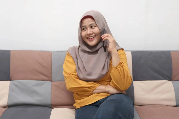 Beautiful Asian Muslim Woman Using Phone While Sitting Sofa Girl — Stock Photo, Image