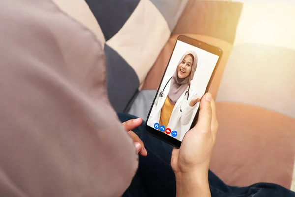 Person Bläddrar Till Online Läkare Webbplats Eller App Medan Bor — Stockfoto