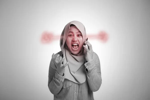 Młoda Azjatycka Muzułmanka Wściekła Przez Telefon Krzycząca Przez Telefon Zbliżenie — Zdjęcie stockowe
