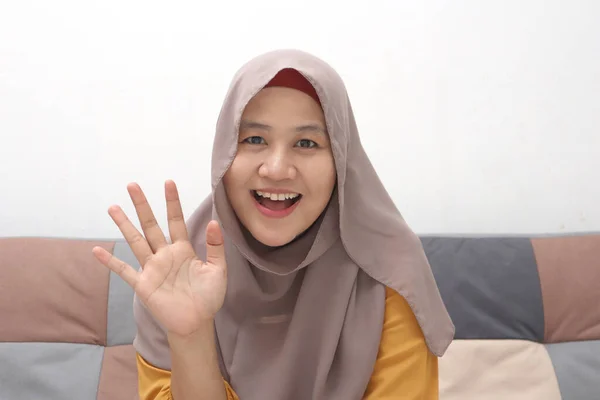 Wanita Muslim Asia Yang Cantik Melakukan Foto Selfie Telepon Atau — Stok Foto