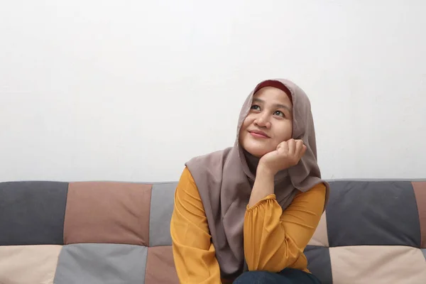 Krásná Asijská Muslimka Myšlení Něco Dobrého Zatímco Sedí Pohovce Dívka — Stock fotografie