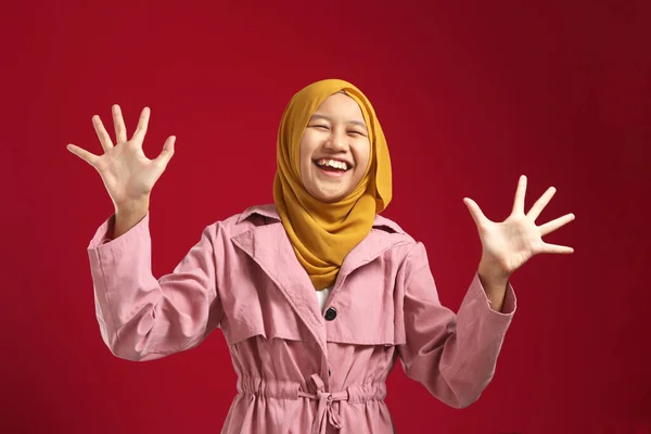 Portrét Šťastné Asijské Muslimské Dospívající Dívka Usmívá Mává Kameru Sobě — Stock fotografie