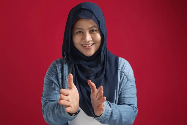 Mulher Muçulmana Asiática Feliz Vestindo Hijab Feliz Gesto Palmas Orgulhoso — Fotografia de Stock