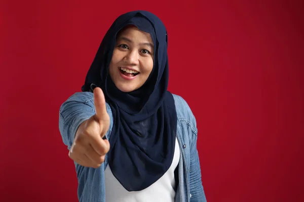 Portret Van Jonge Aziatische Moslim Dame Dragen Hijab Toont Duimen — Stockfoto