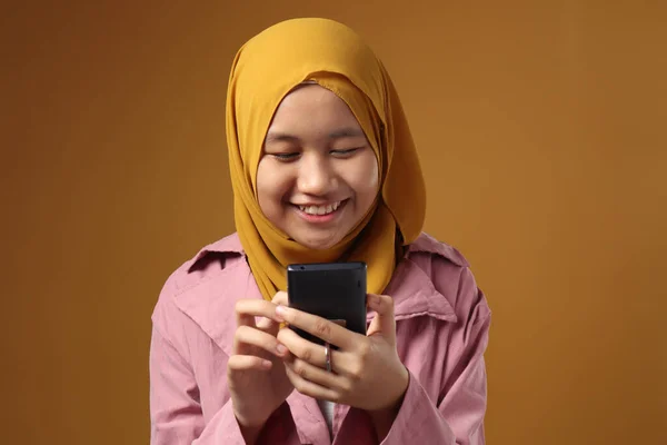 Potret Gadis Muda Muslim Asia Dengan Telepon Pintar Tersenyum Gembira — Stok Foto