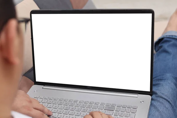 Nahaufnahme Bild Von Laptop Attrappe Computermonitor Mit Weißer Bildschirmvorlage Mann — Stockfoto