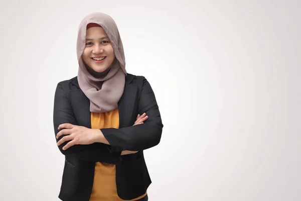 Asian Muslim Businesswoman Wearing Hijab Smiling Friendly Arms Crossed Successful — Stock Photo, Image