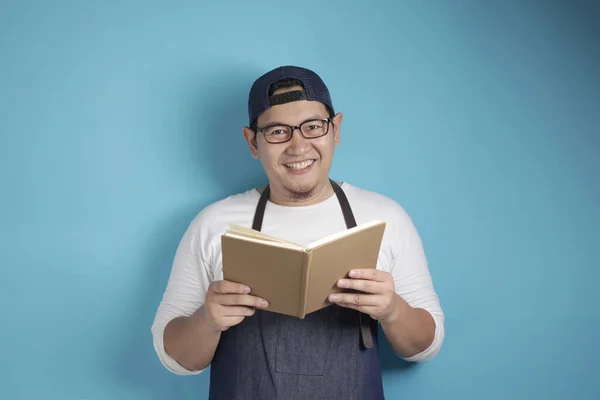 Retrato Chef Masculino Asiático Leyendo Libro Recetas Feliz Expresión Sonriente — Foto de Stock