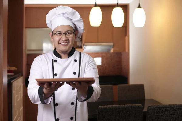 Portret Van Aziatische Mannelijke Chef Kok Kijkt Blij Trots Presenteren — Stockfoto