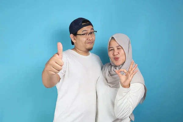 快乐的亚洲穆斯林夫妇笑容满面 竖起大拇指 夫妻拥抱着充满爱心的家庭观念 — 图库照片