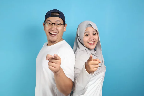 一对快乐的亚洲穆斯林夫妇微笑着指着相机 夫妻拥抱着充满爱心的家庭观念 — 图库照片