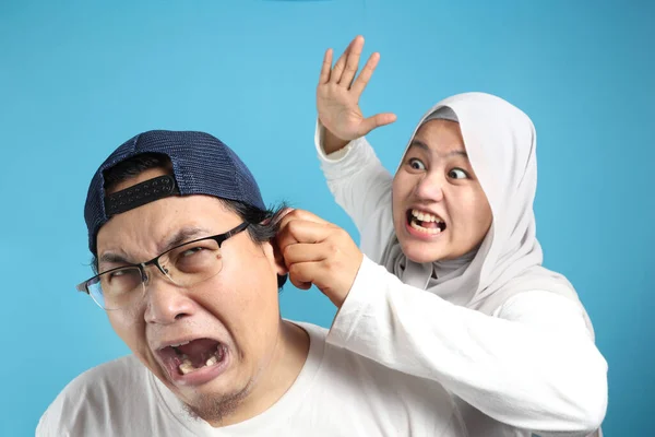 Portrait Funny Asia Muslim Couple Having Conflict Wife Husband Fight — Stok Foto