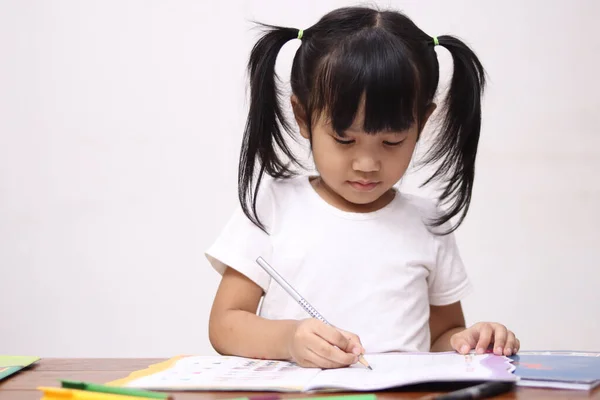 Feliz Inteligente Lindo Adorable Pequeña Niña Asiática Dibujo Escritorio Concepto — Foto de Stock